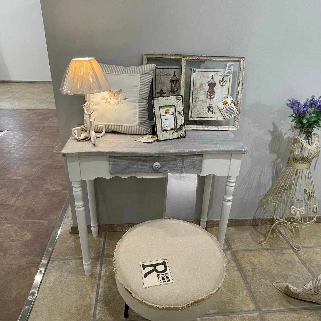 Consola blanca y gris con cajón