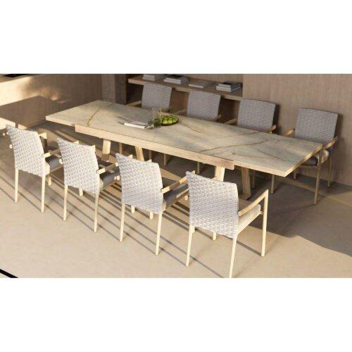 Comedor exterior con mesa extensible piedra y sillones trenzados