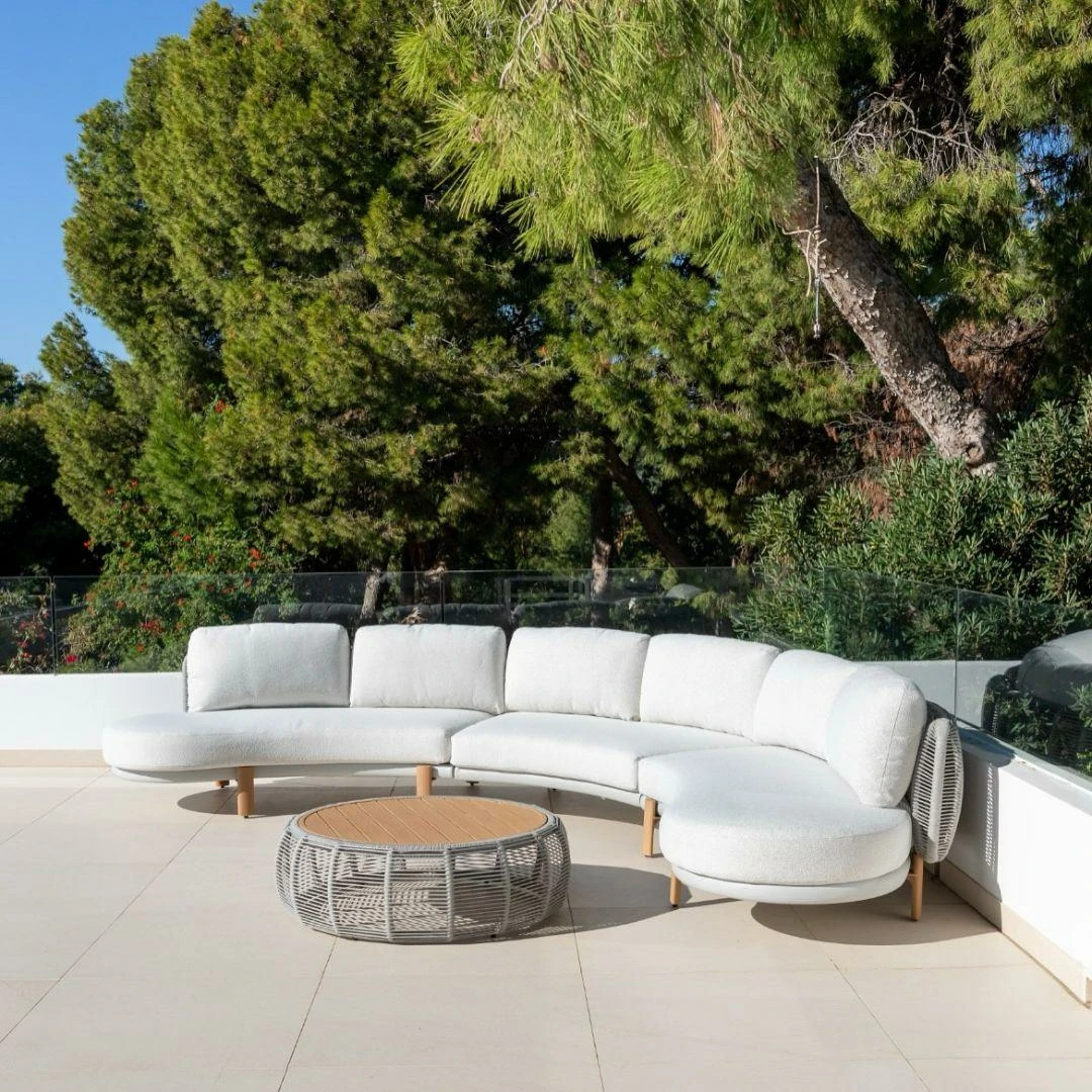 Set córner de jardín con sofá y mesa de centro