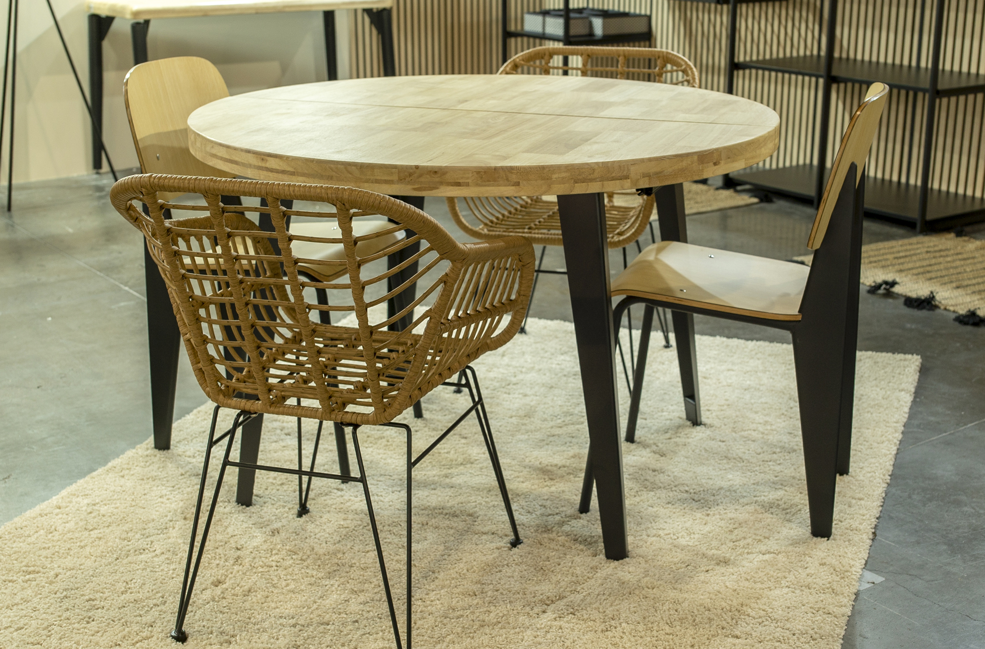 MESA COMEDOR REDONDA EXTENSIBLE BERG 120 - 160 - 200 CM ROBLE NORDISH / NEGRO. - Imagen 3