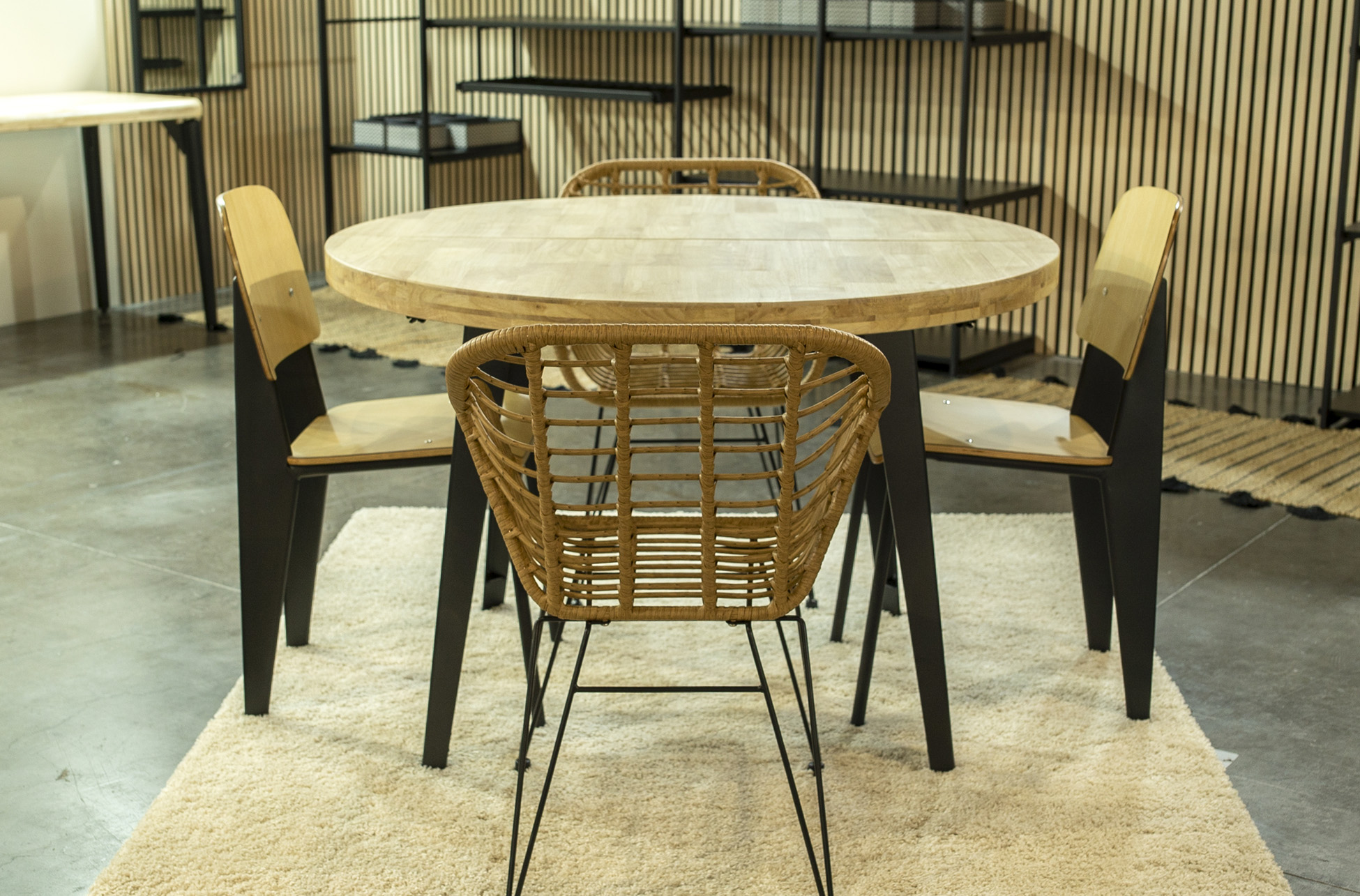 MESA COMEDOR REDONDA EXTENSIBLE BERG 120 - 160 - 200 CM ROBLE NORDISH / NEGRO. - Imagen 4