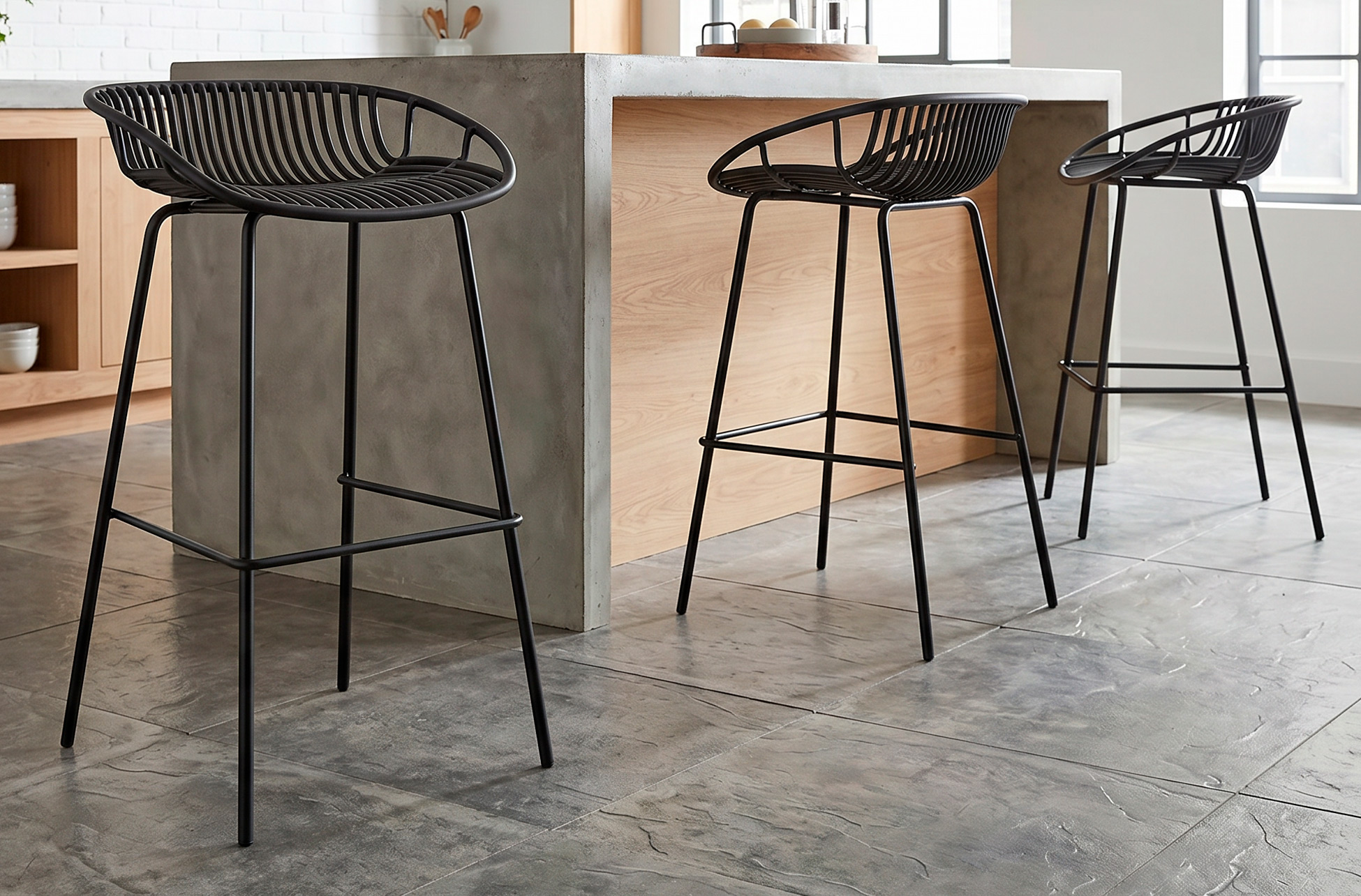 TABURETE ALTO SHELL NEGRO.