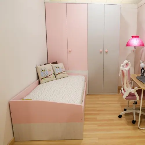 Dormitorio juvenil con cama nido y armarios en rosa y gris